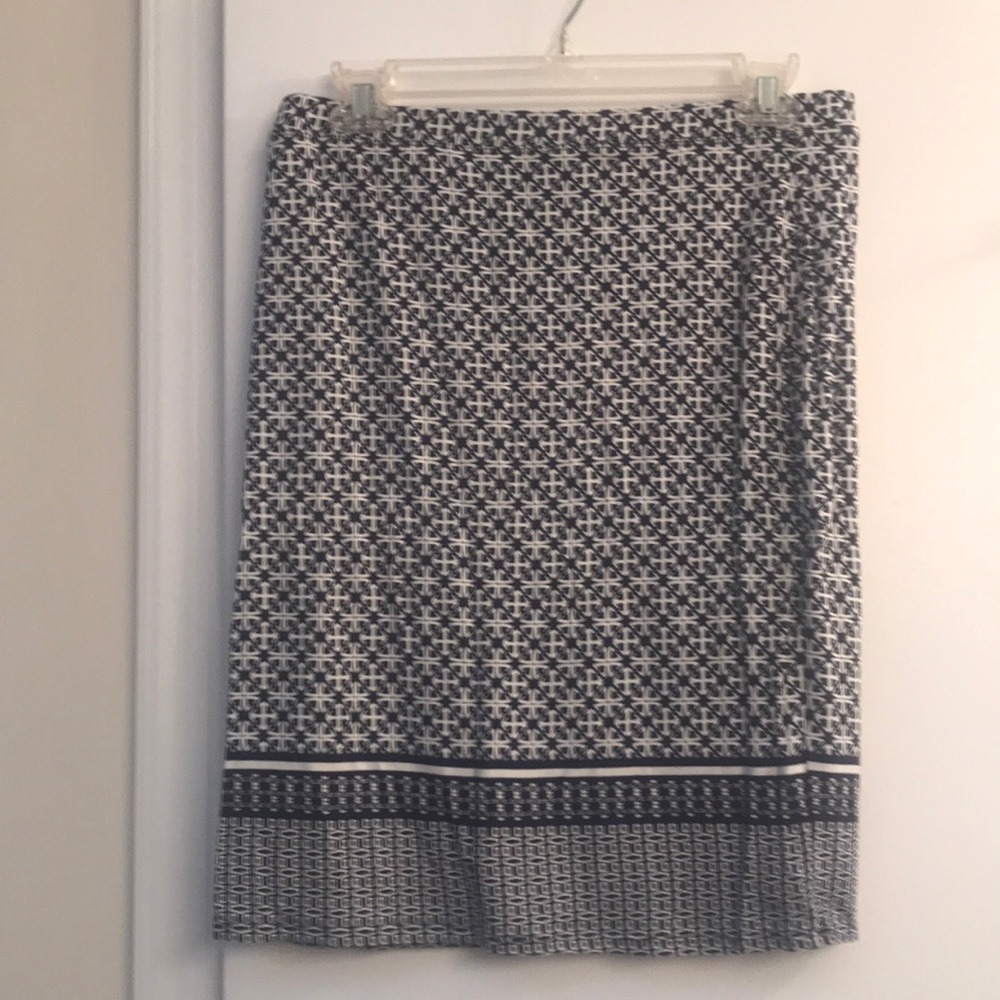 Cute pencil skirt with geometric design.